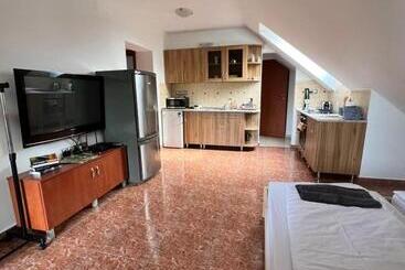 هاستل Nora Guesthouse And Restaurant