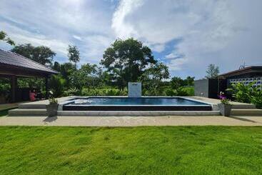 تختخواب و صبحانه Baan Ati Resort & Spa