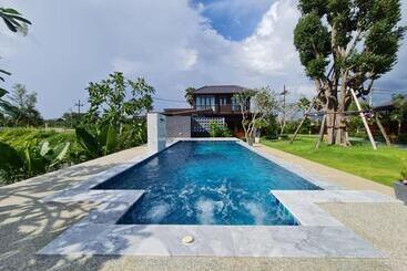 تختخواب و صبحانه Baan Ati Resort & Spa
