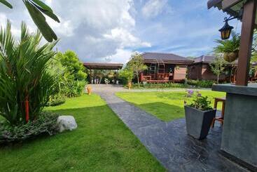 تختخواب و صبحانه Baan Ati Resort & Spa