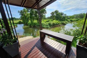 تختخواب و صبحانه Baan Ati Resort & Spa