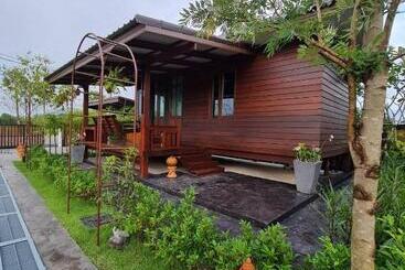 تختخواب و صبحانه Baan Ati Resort & Spa