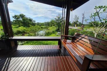تختخواب و صبحانه Baan Ati Resort & Spa