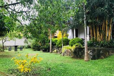 تختخواب و صبحانه Eco Garden