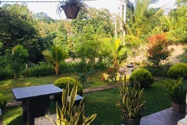 تختخواب و صبحانه Eco Garden