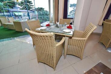 هتل M Bar And Restaurant