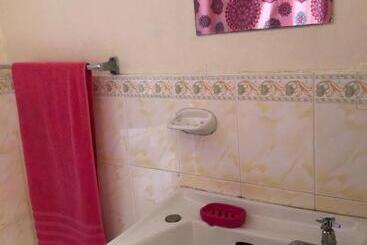 پانسیون Bnb Somom Mobay Lodging