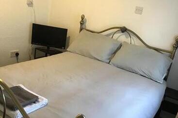 هاستل The New Juniper Berry Pub & Guest Rooms