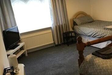 هاستل The New Juniper Berry Pub & Guest Rooms