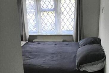 هاستل The New Juniper Berry Pub & Guest Rooms
