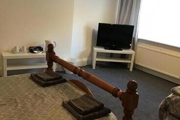 هاستل The New Juniper Berry Pub & Guest Rooms