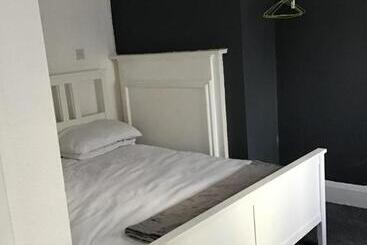 هاستل The New Juniper Berry Pub & Guest Rooms