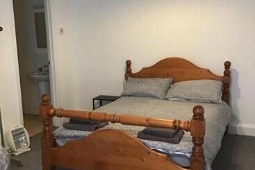 هاستل The New Juniper Berry Pub & Guest Rooms