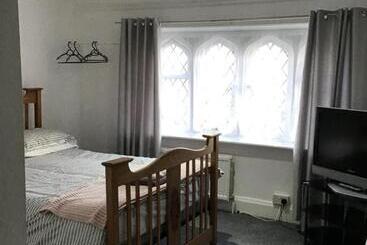 هاستل The New Juniper Berry Pub & Guest Rooms