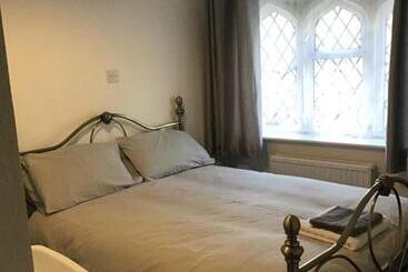 هاستل The New Juniper Berry Pub & Guest Rooms