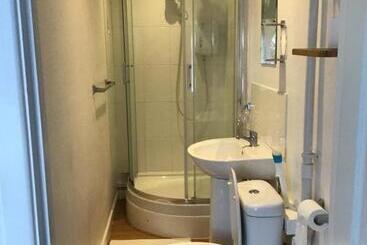 هاستل The New Juniper Berry Pub & Guest Rooms