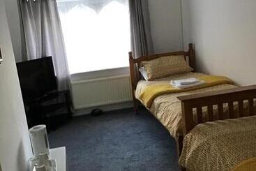 هاستل The New Juniper Berry Pub & Guest Rooms