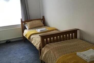 هاستل The New Juniper Berry Pub & Guest Rooms