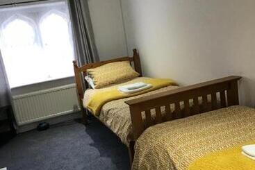 هاستل The New Juniper Berry Pub & Guest Rooms