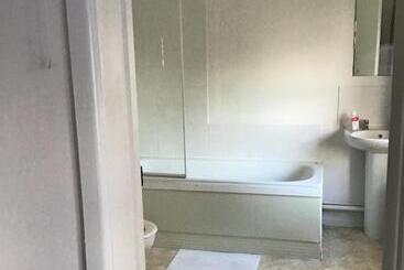 هاستل The New Juniper Berry Pub & Guest Rooms
