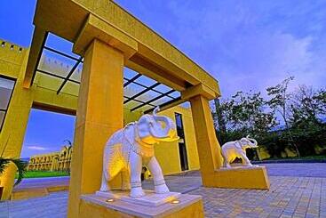 هتل Parklane Resort Dhanbad
