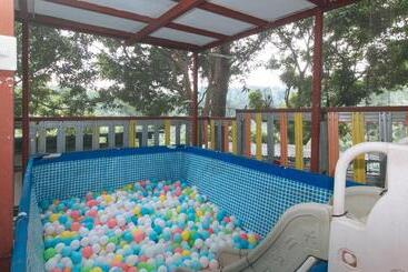 هتل Reddoorz @ Cristina S Hideaway Resort Tanay