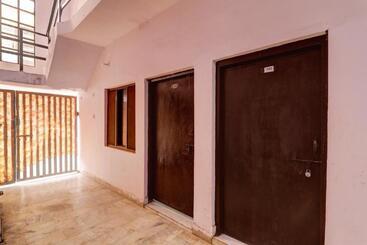 هتل Gracious Guest House