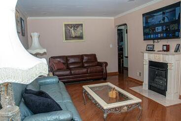 پانسیون 3 Bedroom, 2 Bathroom, Full Finished Basement Bungalow, Near Oaklawn