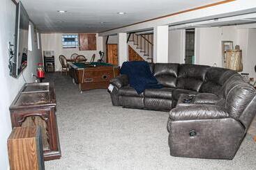پانسیون 3 Bedroom, 2 Bathroom, Full Finished Basement Bungalow, Near Oaklawn