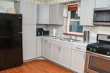 پانسیون 3 Bedroom, 2 Bathroom, Full Finished Basement Bungalow, Near Oaklawn
