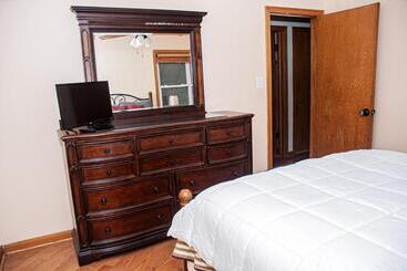 پانسیون 3 Bedroom, 2 Bathroom, Full Finished Basement Bungalow, Near Oaklawn
