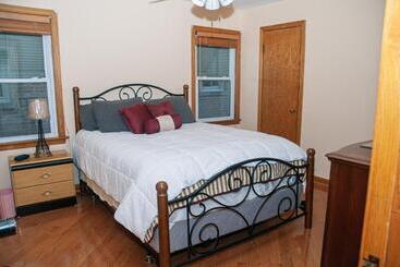 پانسیون 3 Bedroom, 2 Bathroom, Full Finished Basement Bungalow, Near Oaklawn