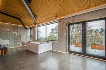 تختخواب و صبحانه Luxury Bnb   Halifax Rooftop