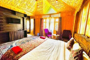 هتل Floating Luxury Group Of Houseboats