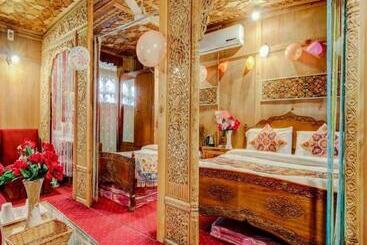 هتل Floating Luxury Group Of Houseboats