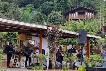 هتل Hosteria Madera Fina