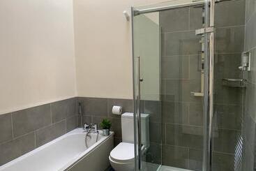 هتل Market Place Serviced Apartments, Leek