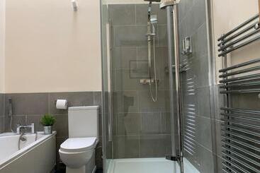 هتل Market Place Serviced Apartments, Leek
