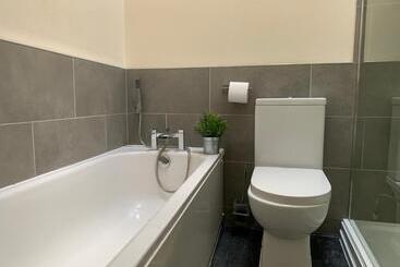 هتل Market Place Serviced Apartments, Leek