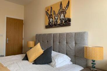 هتل Market Place Serviced Apartments, Leek