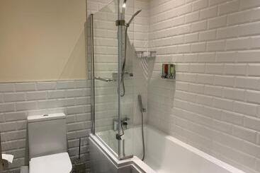 هتل Market Place Serviced Apartments, Leek