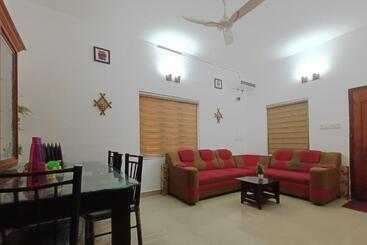 هتل Poonkavanam Villa