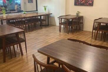 هتل W District Hostel