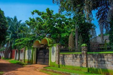 پانسیون Berengei Silverback Guesthouse And Homestay