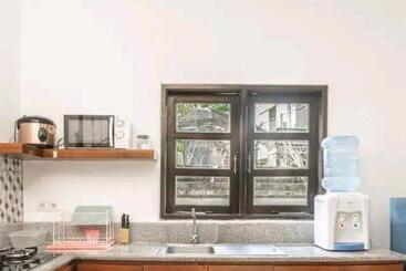 بنسيون Cozy Room With Pool Walking Distance To Beach
