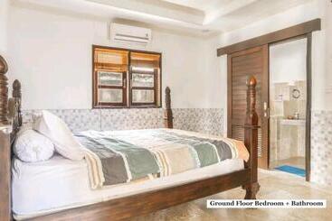 پانسیون Cozy Room With Pool Walking Distance To Beach
