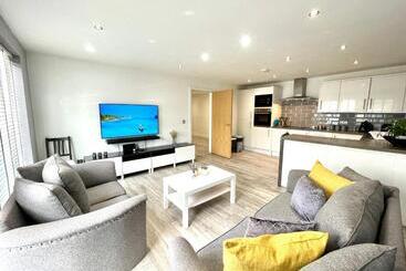 Rooms Near Me Lux 2 Bed Apartment, Walsall City Centre, Smart Tv, Ensuite, M6 J9, Parking Nearby