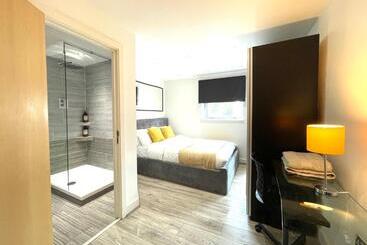 Rooms Near Me   Lux 2 Bed Apartment, Walsall City Centre, Smart Tv, Ensuite, M6 J9, Parking Nearby