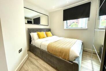 Rooms Near Me   Lux 2 Bed Apartment, Walsall City Centre, Smart Tv, Ensuite, M6 J9, Parking Nearby