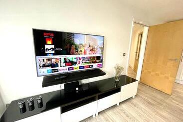Rooms Near Me   Lux 2 Bed Apartment, Walsall City Centre, Smart Tv, Ensuite, M6 J9, Parking Nearby